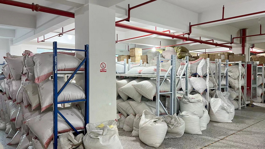 Yiwu Yaotong Commodity Co., Ltd. capes