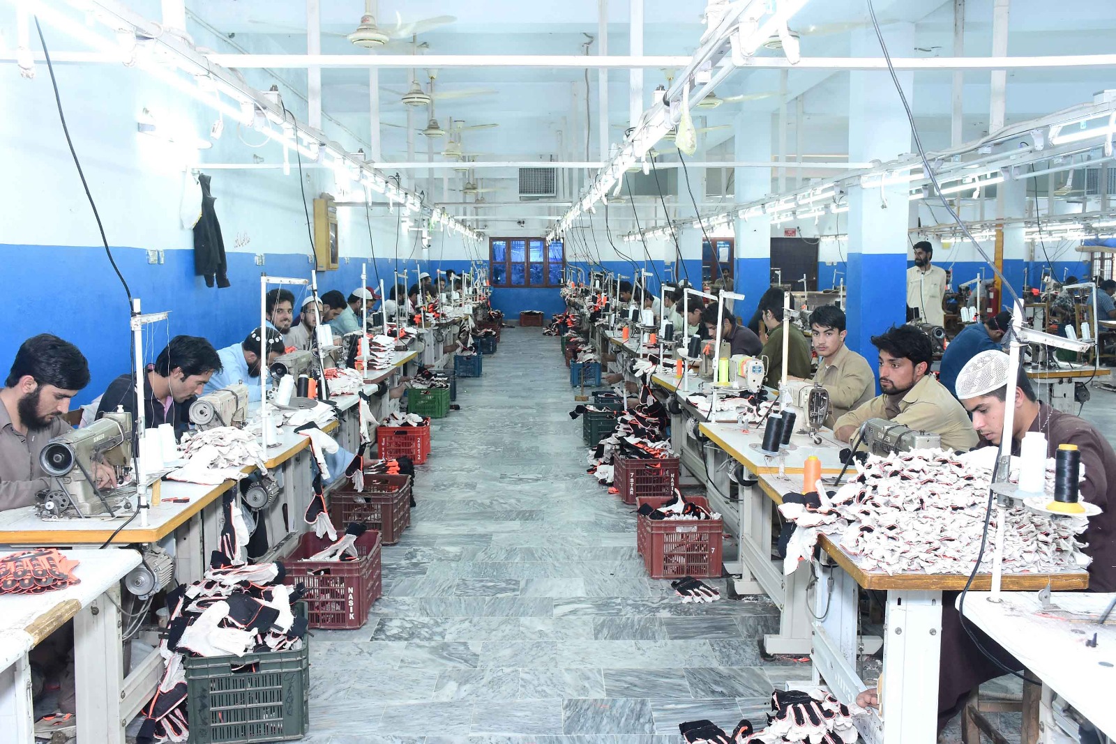 HAPPY EXPORT CO Sports Gloves