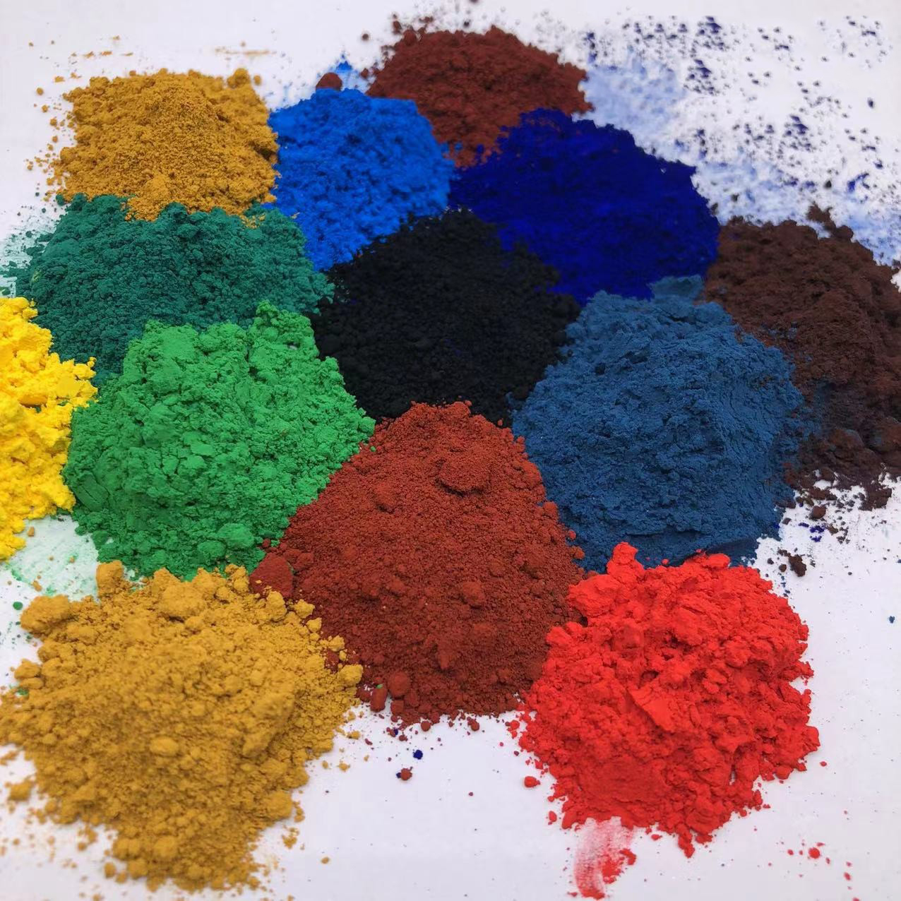 Guangdong Color Concrete New Material Technology Co., Ltd. Chinese factories supply iron oxide pigments in red, yellow, blue, green, and black for use in concrete