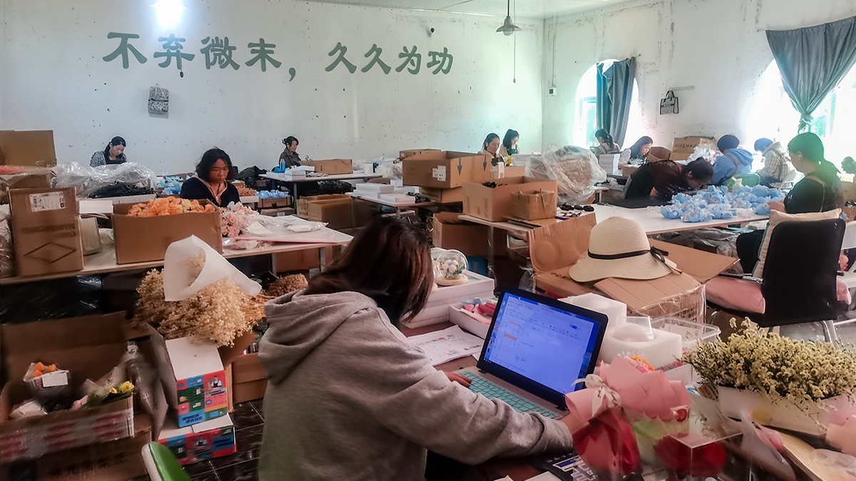 Yunnan Hongyan Flower Technology Co., Ltd. Preserved Roses