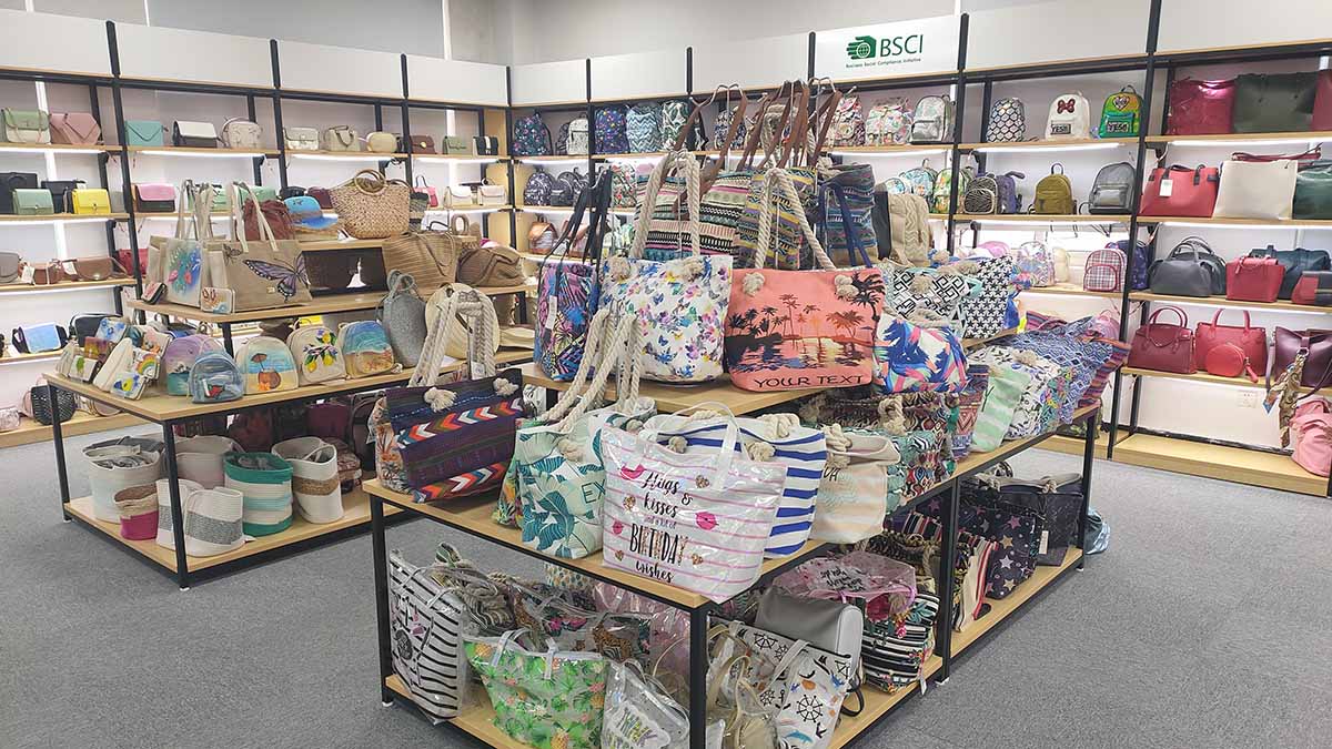 Yiwu Jingbi Import and Export Co., Ltd. Cosmetic Bags