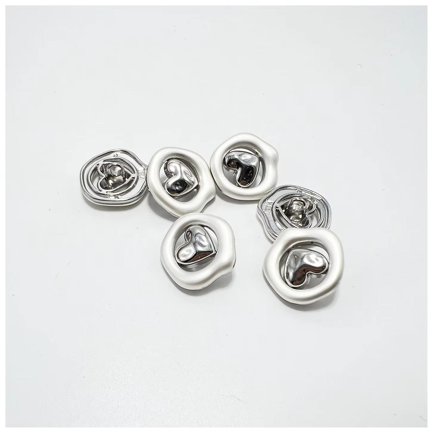 Guangzhou Guanxing Garment Accessories Co., Ltd. Wholesale Custom Buttons High End Women Heart Shaped Decorative Lace Design Metal Buttons