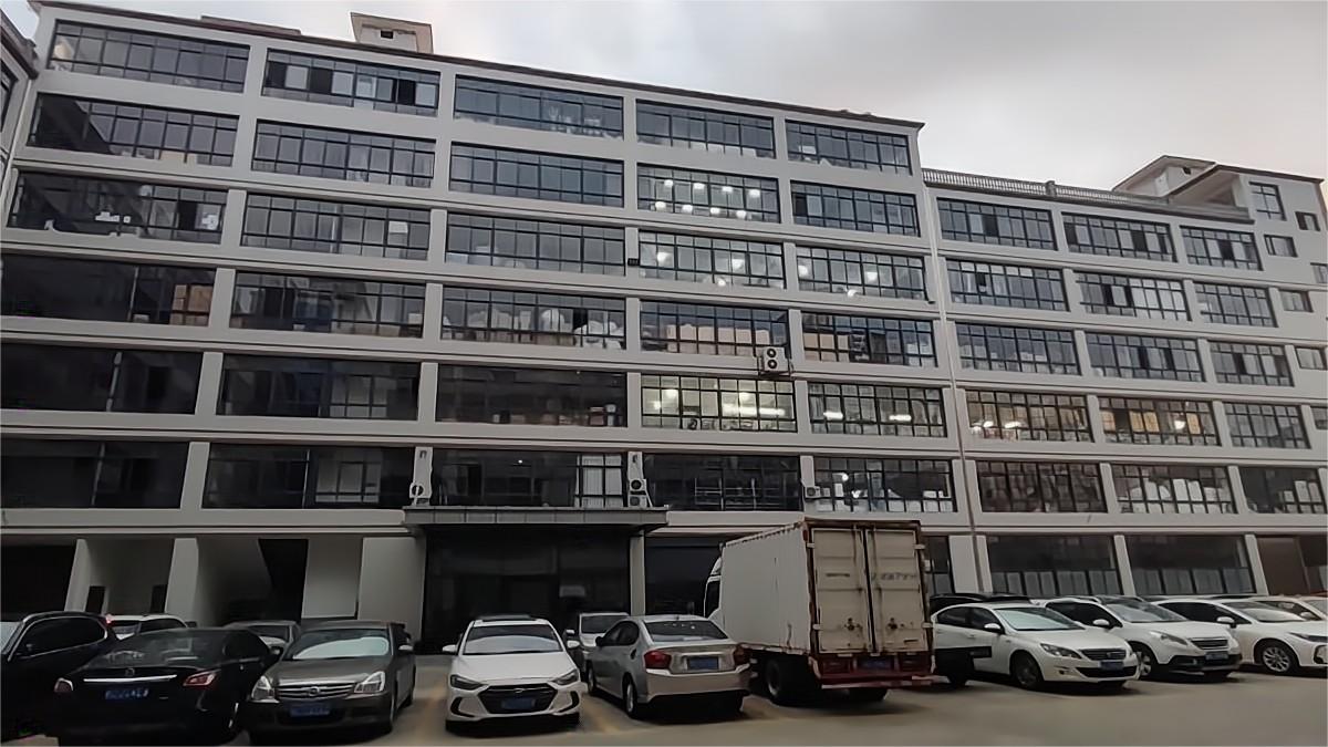Dehua Huaien Ceramic Co., Ltd. Ceramic vase