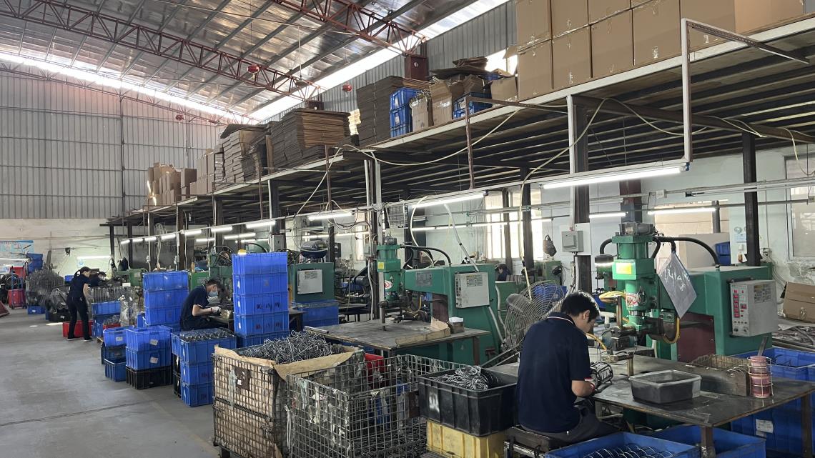 Dongguan Beishite Hardware Products Co., Ltd. pant & skirt hanger
