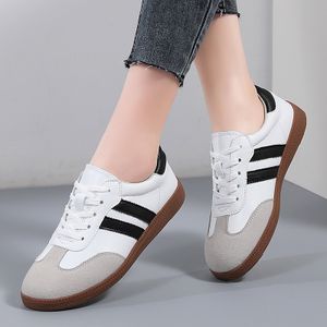 Flat Luxury Shoes Women Men 2024 Autumn New Classic Ladies Sneakers Leather Retro Low Cut Lace -up Casual Round Toe Grey Shoe