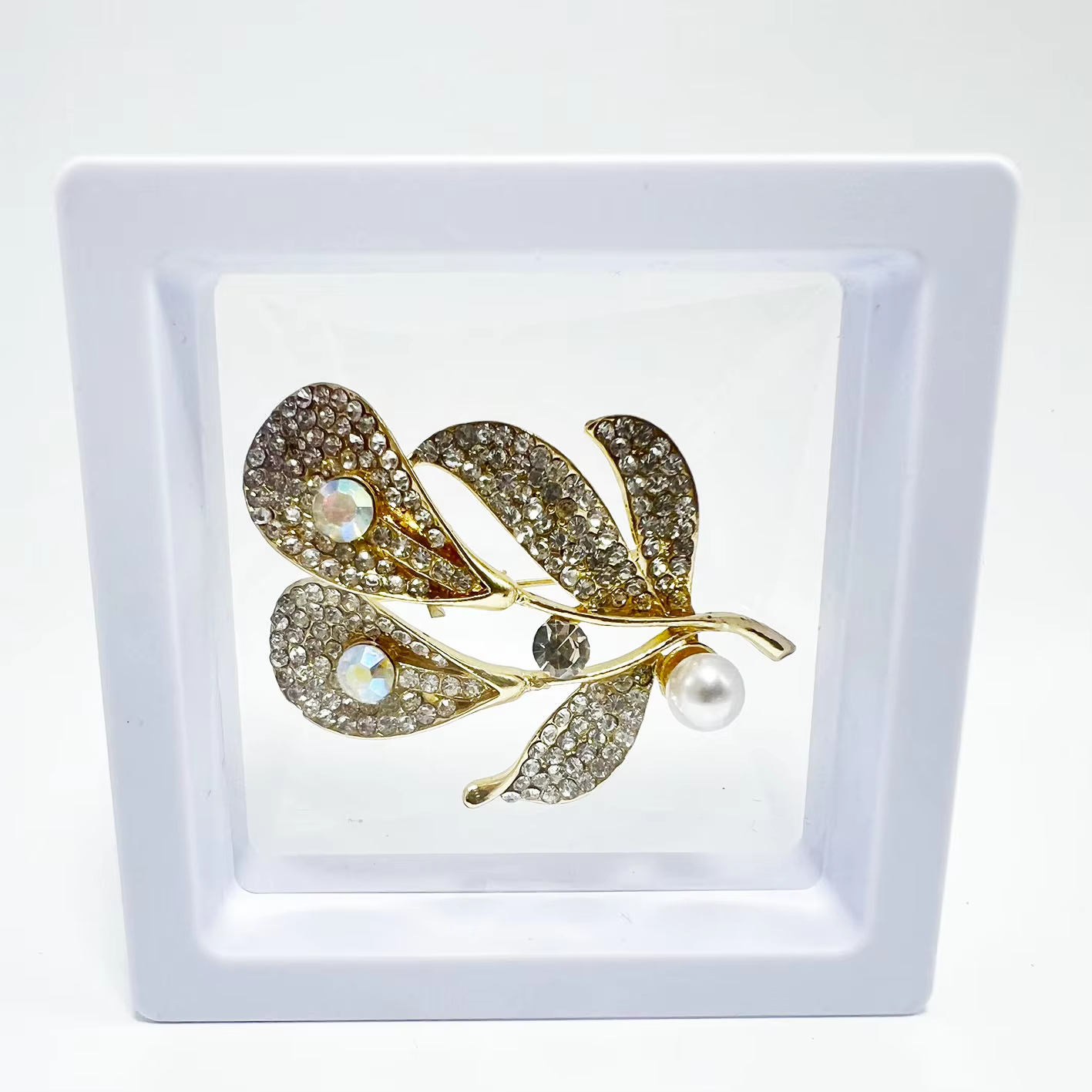 Customized Wholesale Metal Brooch High End Crystal Diamond Female Flower Shaped Metal Brooch