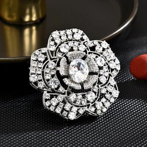 SUYU New 2024 Flower Brooch Women's Luxurious Brooch Design Niche Trend Fashionable Temperament Accessory Pins