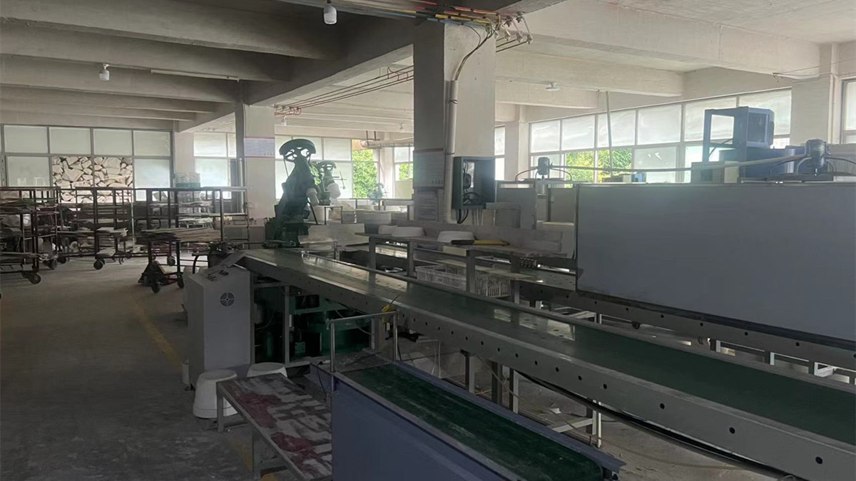 Fujian Dehua Shuangde Ceramic Co., Ltd. Porcelain Flower Vases