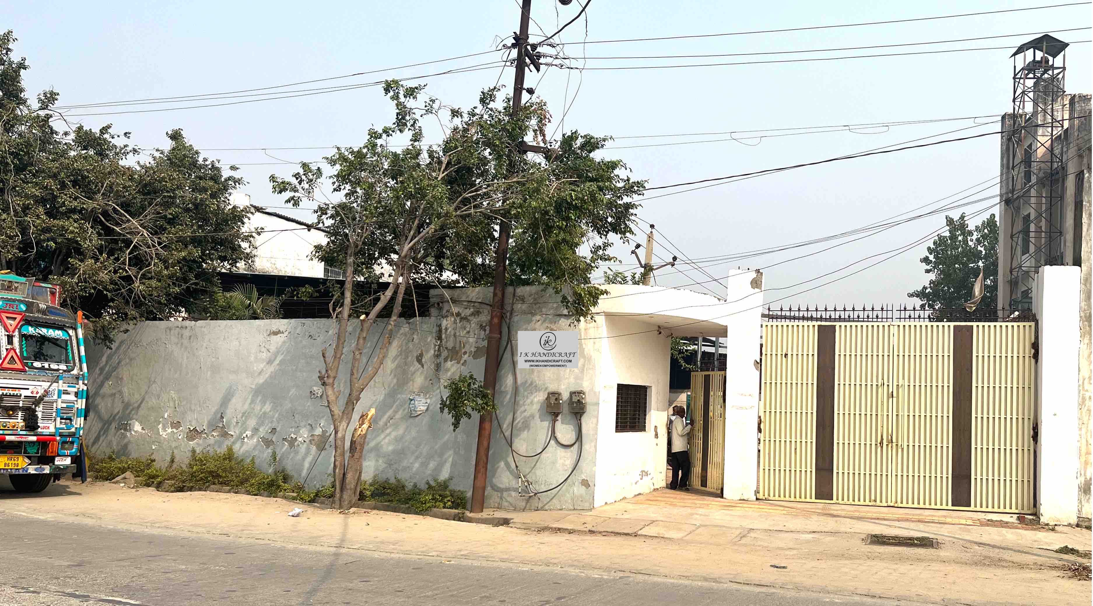I K HANDICRAFT factory image 1