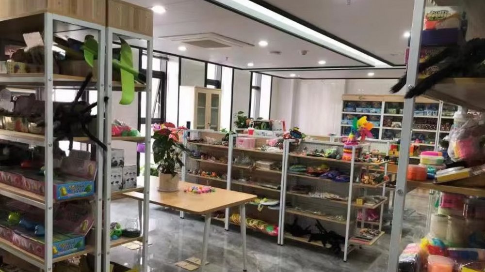 Yiwu Hecheng Import & Export Co., Ltd. Plastic Toys