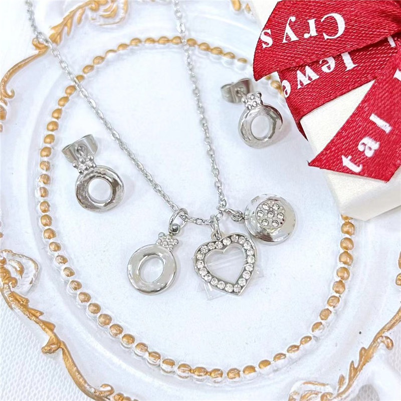 Guangzhou Fat Fruit Trading Co., Ltd. Stylish stainless steel Set Sparkly Love Crown Earrings Necklace Charm set Gift for women