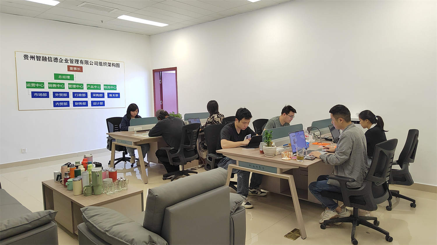 Guizhou Zhirong Xinde Enterprise Management Co., Ltd. plastic water bottles