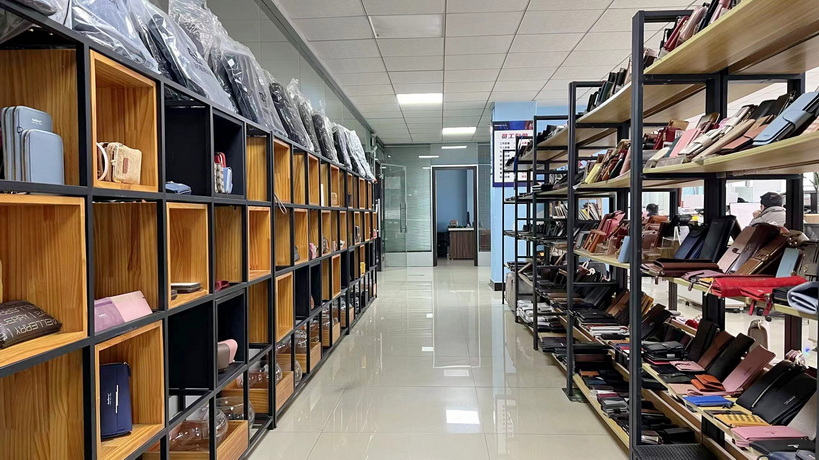 Yiwu Zhenxin Leather Co., Ltd. Card Bags