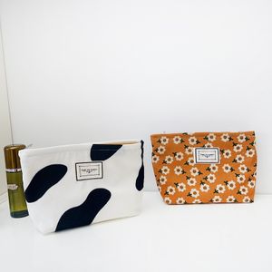 Customized Large Capacity Cotton Makeup Bag Zipper Closure Fashionable Portable Cosmetic Organizer Convenient Storage Featuring