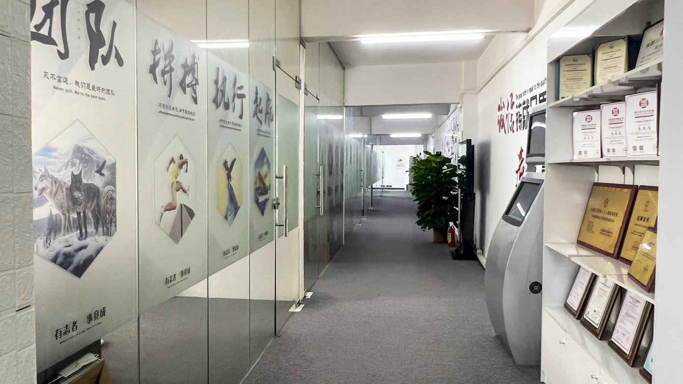 Guangzhou Hundred Touch Digital Signage & Display Co., Ltd. Outdoor Advertising Display
