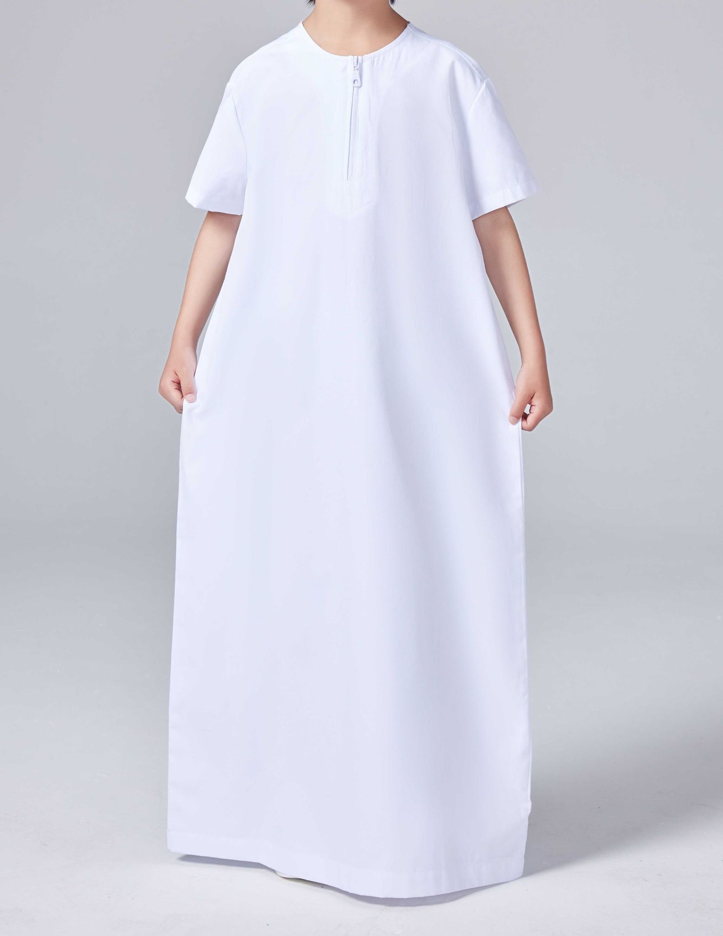 Shenzhen Plus One Clothing Co., Ltd. Hot Sale Basic Comfortable Loose Jubba with Pocket Muslim Thobe Children Short Sleeve Zip Robe For Islamic Boys