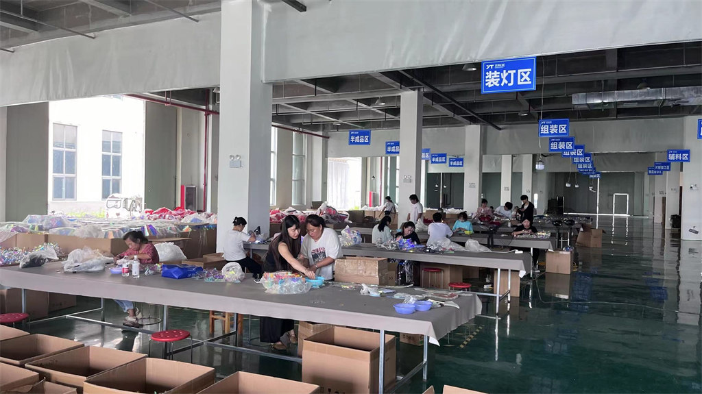 Jinhua Yitong Huancai Crafts Co., Ltd. Luminous Bear