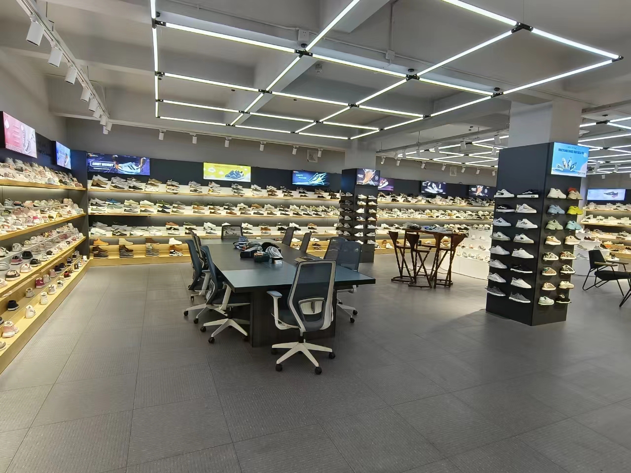 Jinjiang City Double Xian Shoes Co., Ltd. Custom clogs