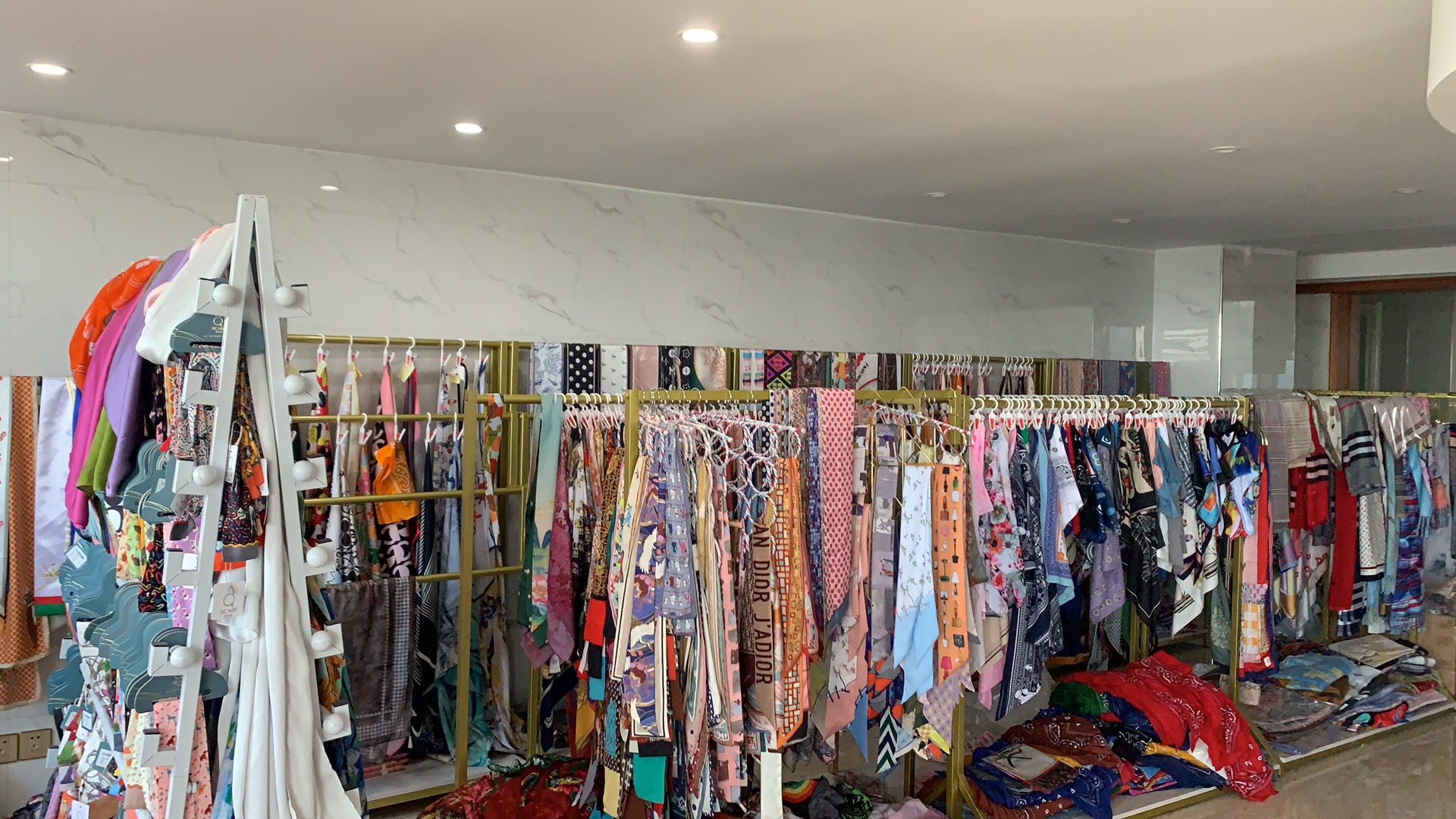Shaoxing Keqiao Xinhe Digital Textile Technology Co., Ltd. Silk Scarf