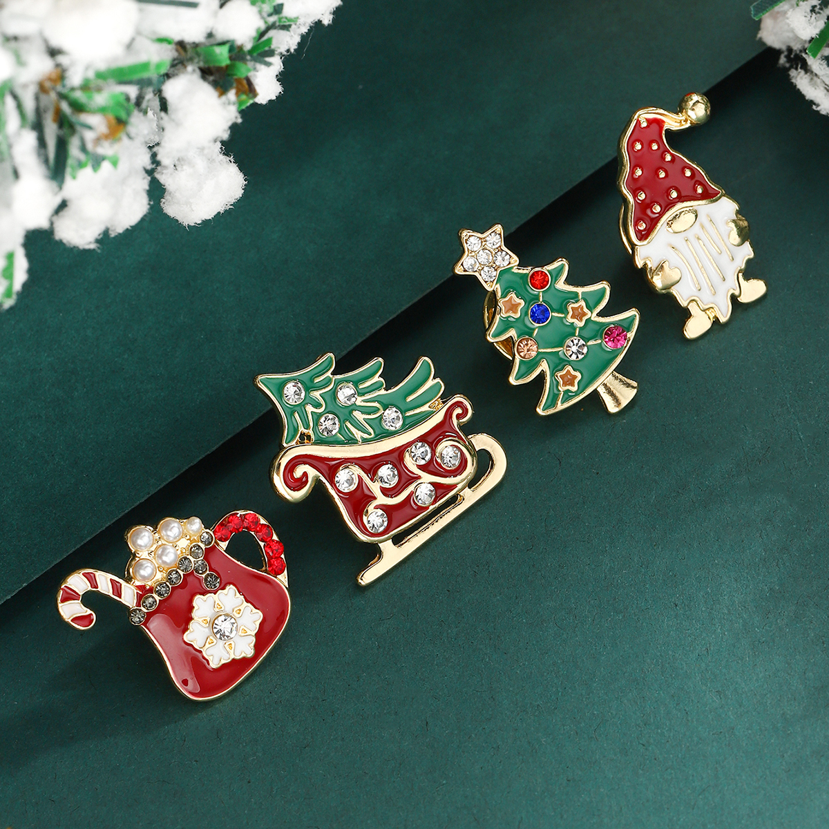 Yiwu Hushan E-Commerce Co., Ltd. 4-piece/set cartoon cute Christmas creative brooch alloy material Christmas tree sled shaped brooch suitable for party gifts