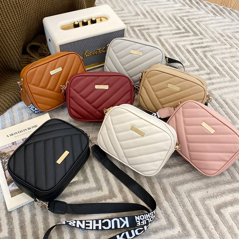 Yiwu Kang Barium Trading Co., Ltd. 2024 Rolling Strip Camera Ladies Bag Lingge Cross Shoulder Bag Fabricants en gros Women's Storage Single Shoulder Phone Bag