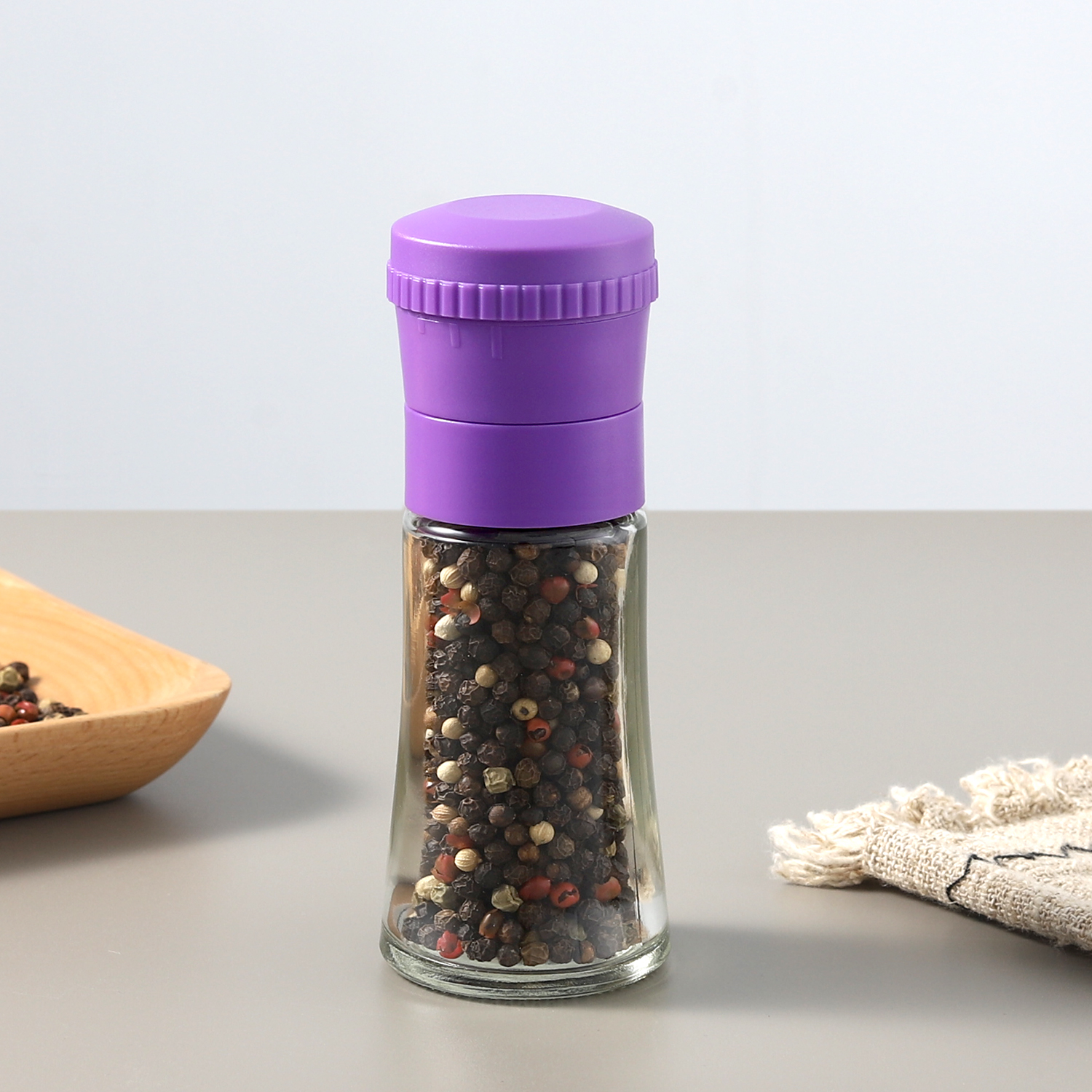 Manual Mini Dry Spice Mill Plastic Outdoor Portable Pepper Grinder Ceramic Core Mini Salt and Pepper Grinder with Glass Bottles