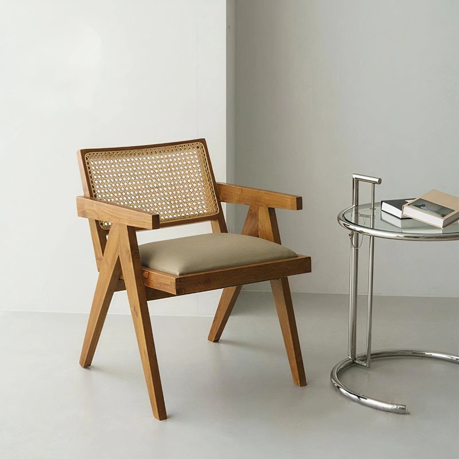 Jinhua Sigma Industrial & Trading Co., Ltd. Wholesale Solid Black Restaurant Solid Wood Chair Hotel Luxury Modern Rattan Dining Chair